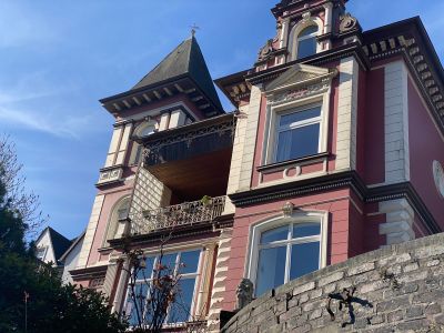 Karaktervolle Jugendstilvilla uit 1889 met burchtzicht, circa 424 m² woonoppervlak en veelzijdige mogelijkheden