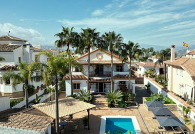 Vrijstaande gerenoveerde Andalusische villa met pool, zonneterras, buitenkeuken, tuin, grote garage, 4 gastenkamers met 4 badkamers. Thans een Bed & Breakfast met licensie. In Andalucia, tussen Malaga en Marbella in Alhaurin el Grande.