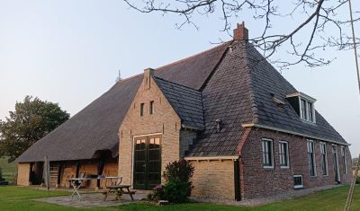 Verbouwde woonboerderij te koop aan de zeedijk noord Friesland