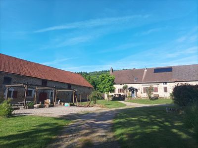 Rustig gelegen  natuurstenen boerderij met 1 ha