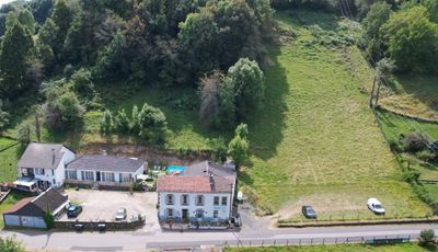 Woning met 3 gites, zaal en 5.000 m² extra grond