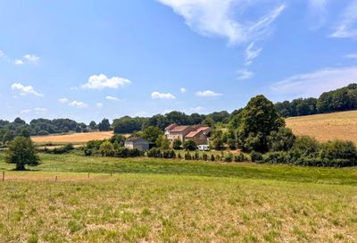 2 huizen, bakkerij + 2,6 hectare grond te koop