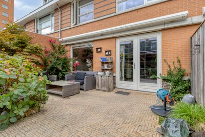 Een sfeervolle ruime woning met een zonnige tuin