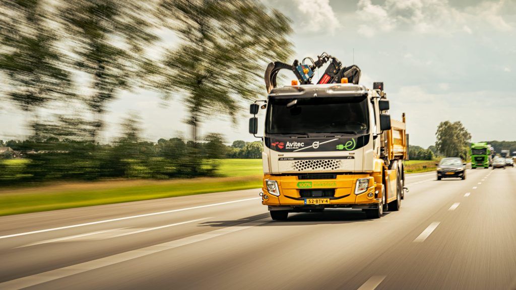 Rijdende elektrische vrachtwagen