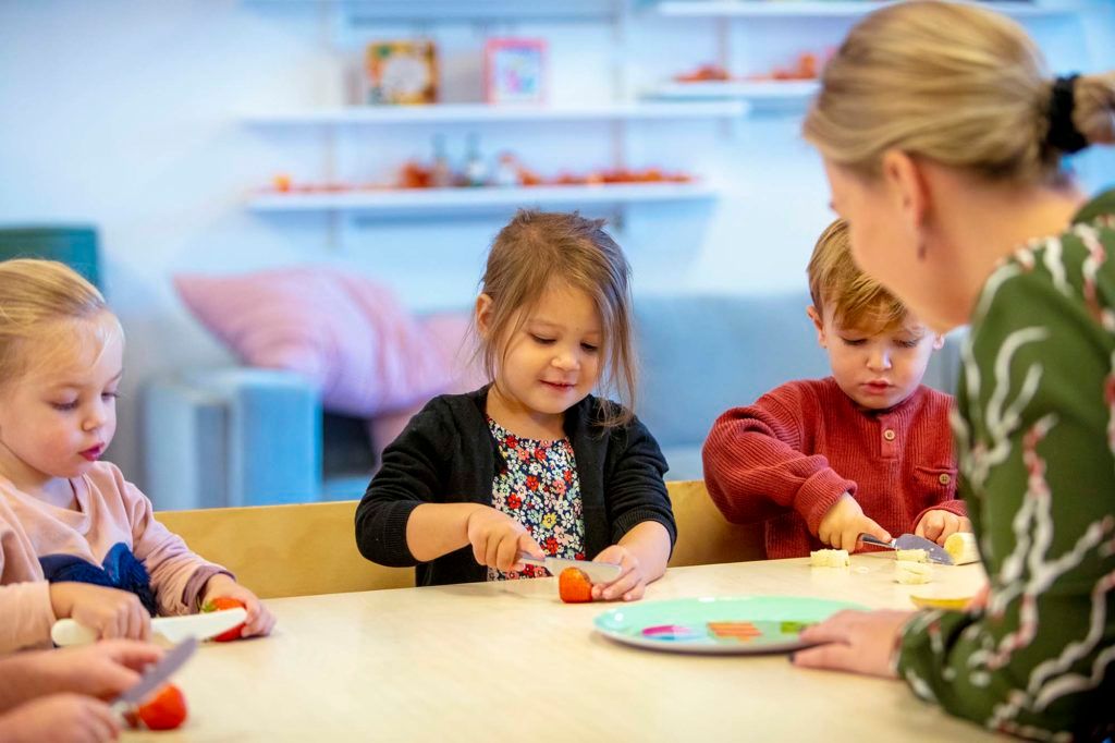 Zelf fruit snijden bij Kinderwoud kinderopvang