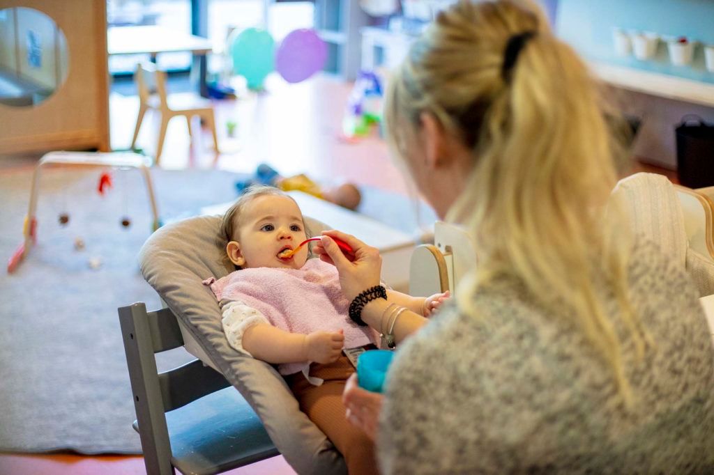 Baby krijgt gezonde voeding