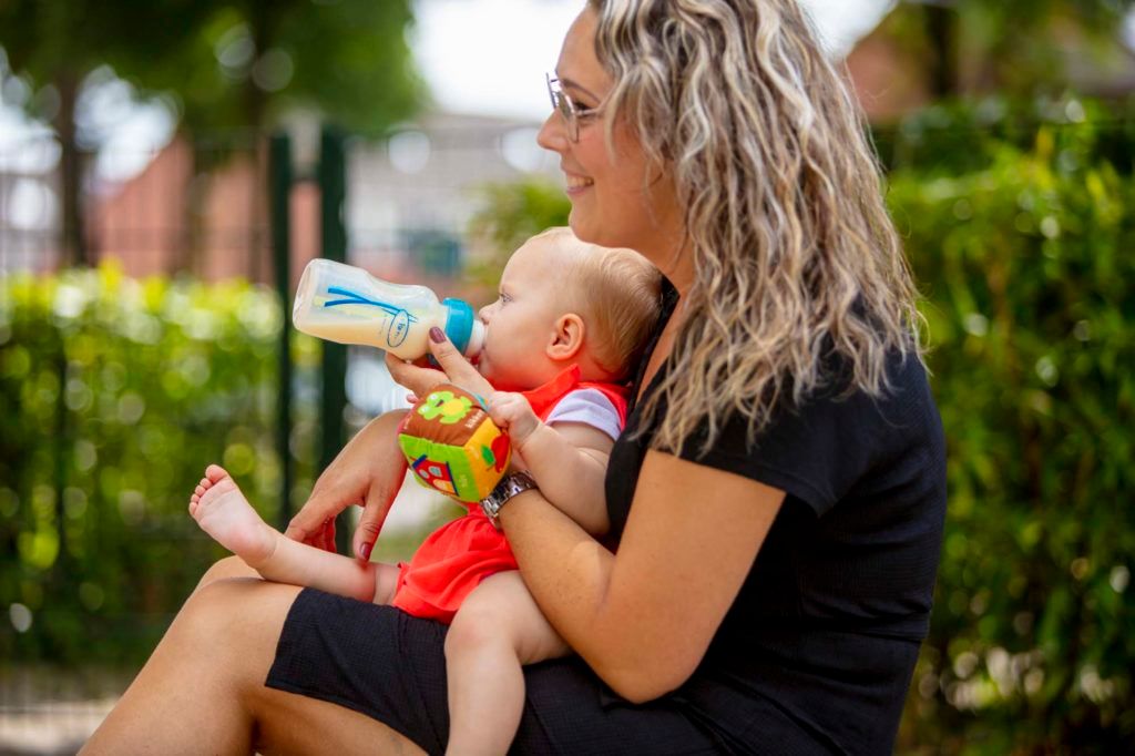 Baby krijgt voeding op Kinderopvang