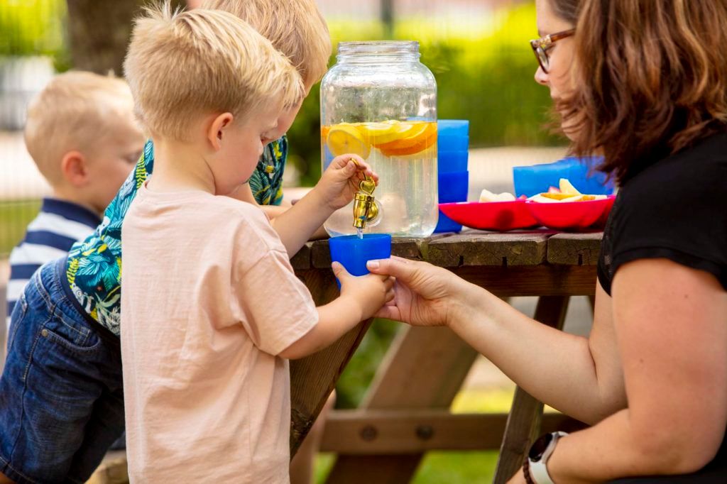 Water drinken bij Kinderwoud kinderopvang