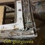 Colț de giurgiuvea cu aspect deteriorat, vizibil înainte de recondiționare.
