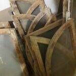 Set de feronerie din lemn cu sticlă, așezat în stivă, cu un finisaj uzat.