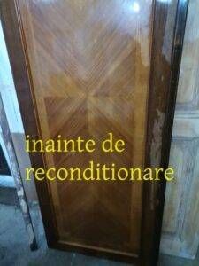 Ușă din lemn cu un model geometric, înainte de procesul de recondiționare.