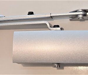 Amortizor pentru ușă BEZE, din metal, cu un mecanism de prindere și un capac argintiu.