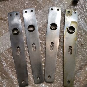 Patru plăci metalice pentru uși, cu diverse finisaje și găuri pentru montare.