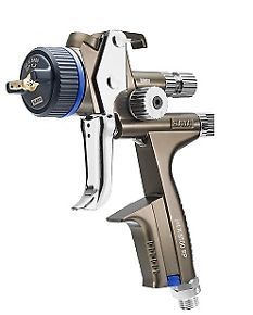 Pistol de vopsit cu un design ergonomic și componente metalice, destinat aplicării vopselelor.