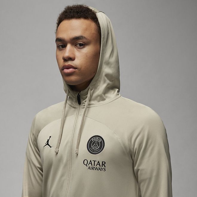 Afbeelding van Paris Saint-German Strike Nike Dri-FIT Knit Voetbaltrainingspak met Capuchon Stone