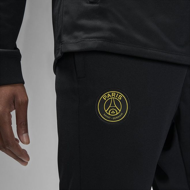 Afbeelding van Paris Saint-Germain Strike Vierde Jordan Dri-FIT Voetbaltrainingspak met Capuchon Black Tour Yellow