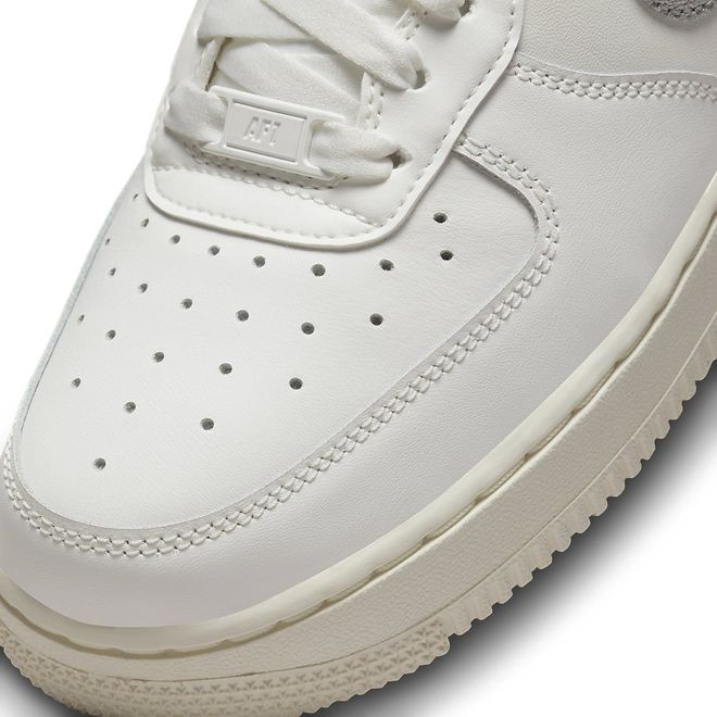 Afbeelding van Nike Air Force 1 '07 ESS TRND Silver Swoosh