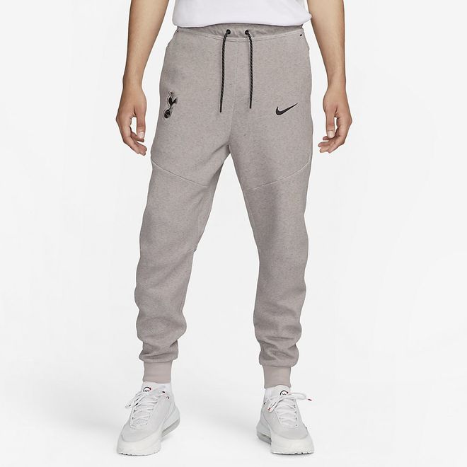 Afbeelding van Tottenham Hotspur Tech Fleece Pant Diffused Taupe