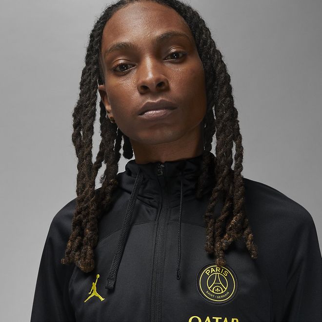 Afbeelding van Paris Saint-Germain Strike Vierde Jordan Dri-FIT Voetbaltrainingspak met Capuchon Black Tour Yellow
