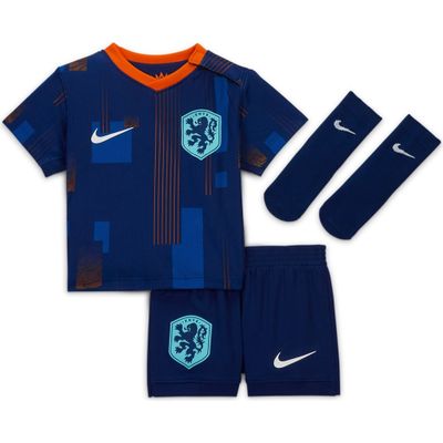 Foto van Nike Nederland 2024 Stadium Uit Nike Driedelig Replica Voetbaltenue Baby's Peuters Safety Orange