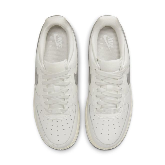 Afbeelding van Nike Air Force 1 '07 ESS TRND Silver Swoosh