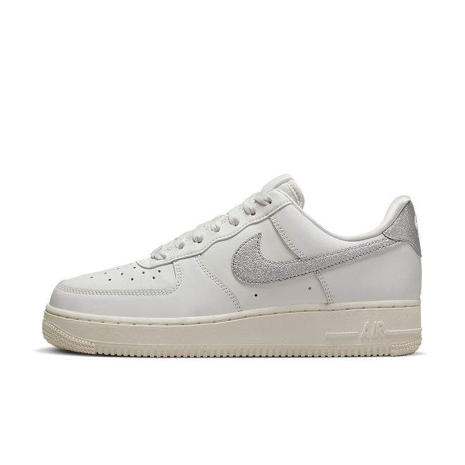 Afbeelding van Nike Air Force 1 '07 ESS TRND Silver Swoosh