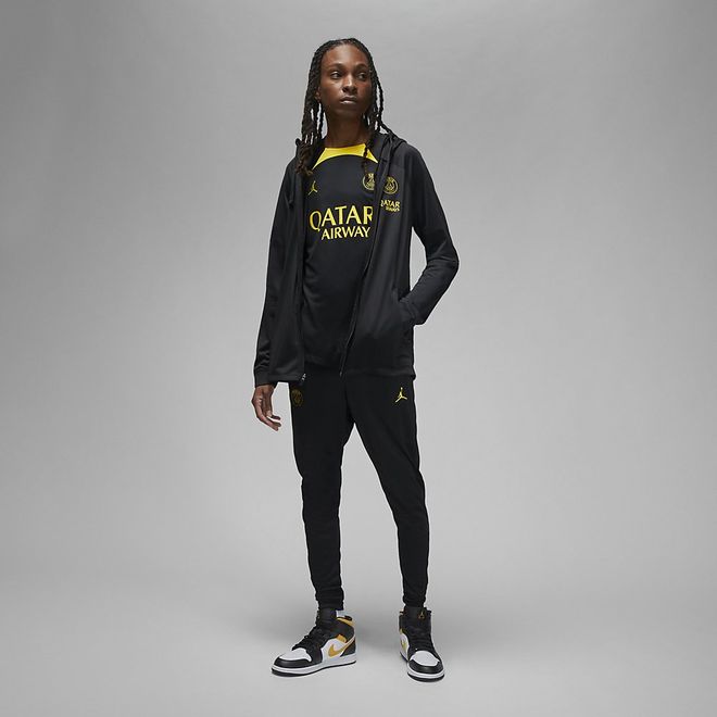 Afbeelding van Paris Saint-Germain Strike Vierde Jordan Dri-FIT Voetbaltrainingspak met Capuchon Black Tour Yellow