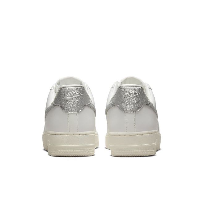 Afbeelding van Nike Air Force 1 '07 ESS TRND Silver Swoosh
