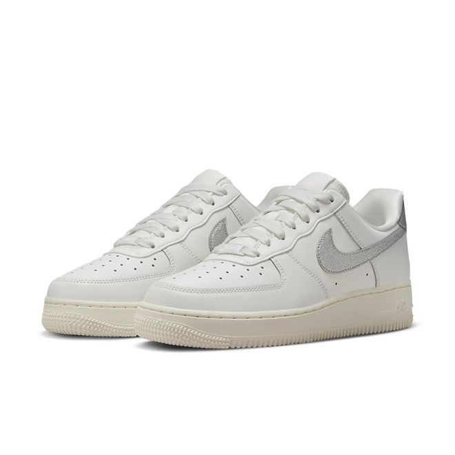 Afbeelding van Nike Air Force 1 '07 ESS TRND Silver Swoosh