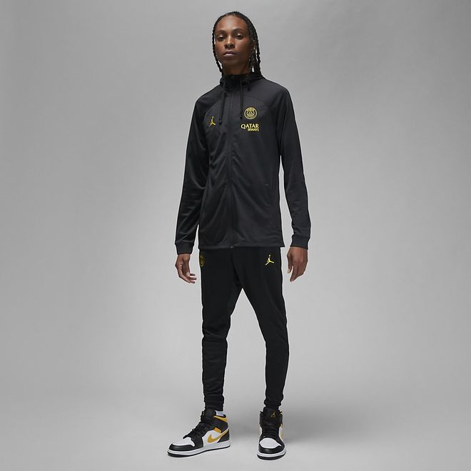 Afbeelding van Paris Saint-Germain Strike Vierde Jordan Dri-FIT Voetbaltrainingspak met Capuchon Black Tour Yellow