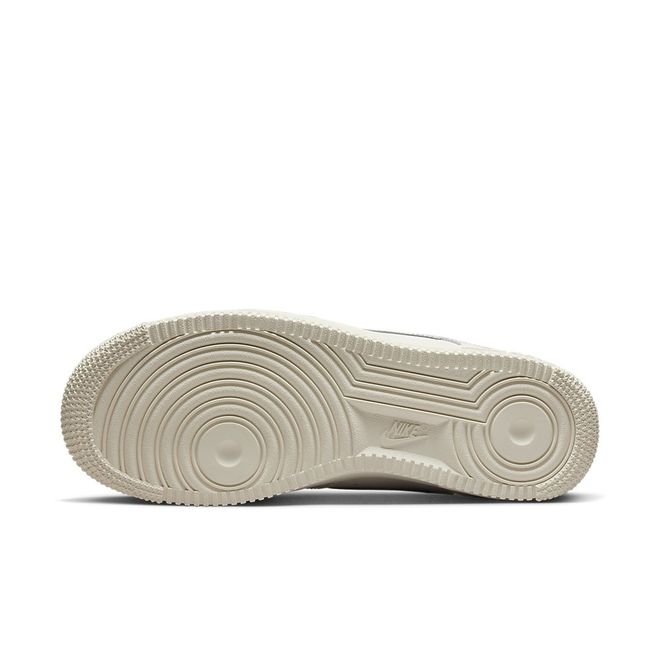 Afbeelding van Nike Air Force 1 '07 ESS TRND Silver Swoosh