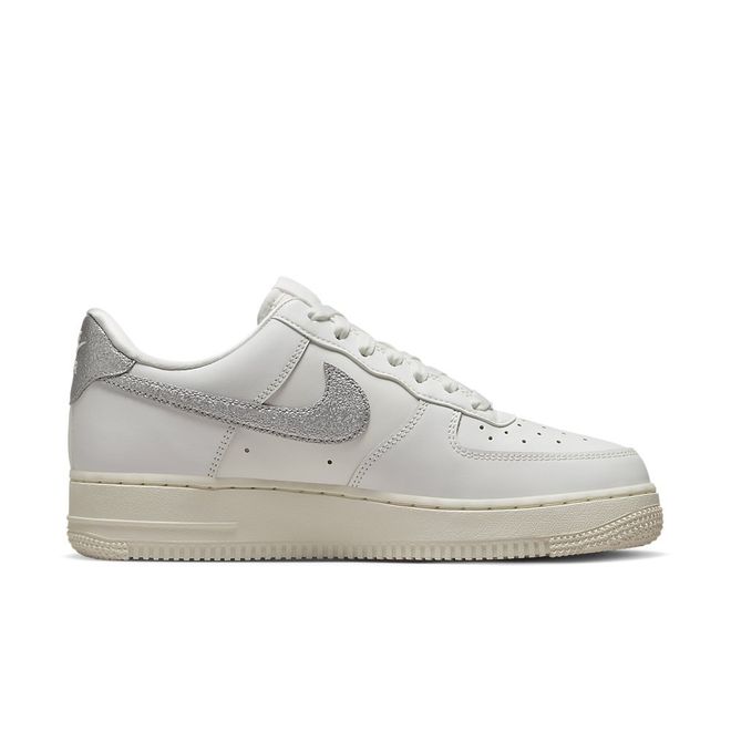 Afbeelding van Nike Air Force 1 '07 ESS TRND Silver Swoosh
