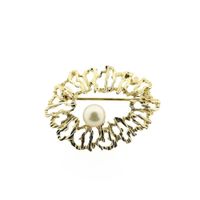 Vintage gold brooch with pearl