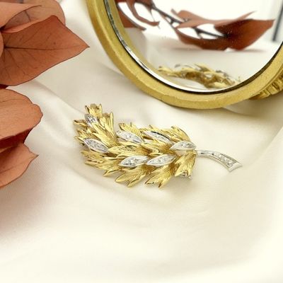 Image 2 of Exclusive two-tone gold leaf brooch with diamond 0.065