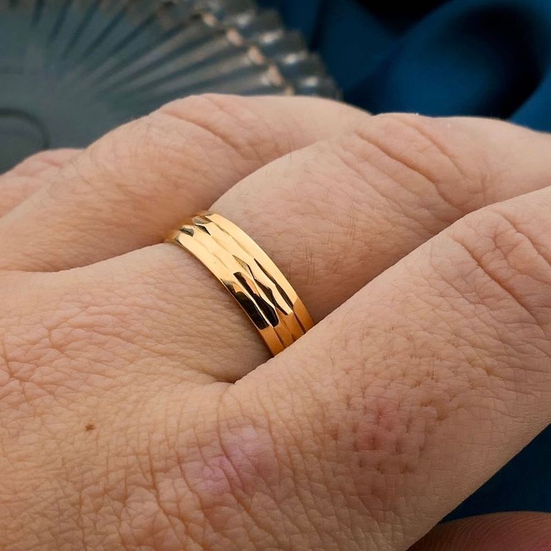 Image 4 of Gold ring with pattern