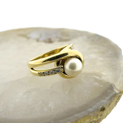 Gold ring with pearl and diamond; 0.08 ct. Image 2 of Gold ring with pearl and diamond; 0.08 ct.