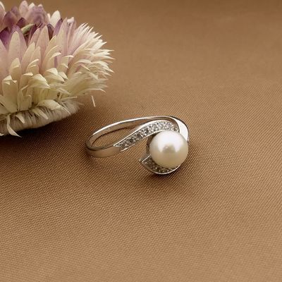 Afbeelding 2 van Witgouden ring met parel en diamanten; 0,08 ct.