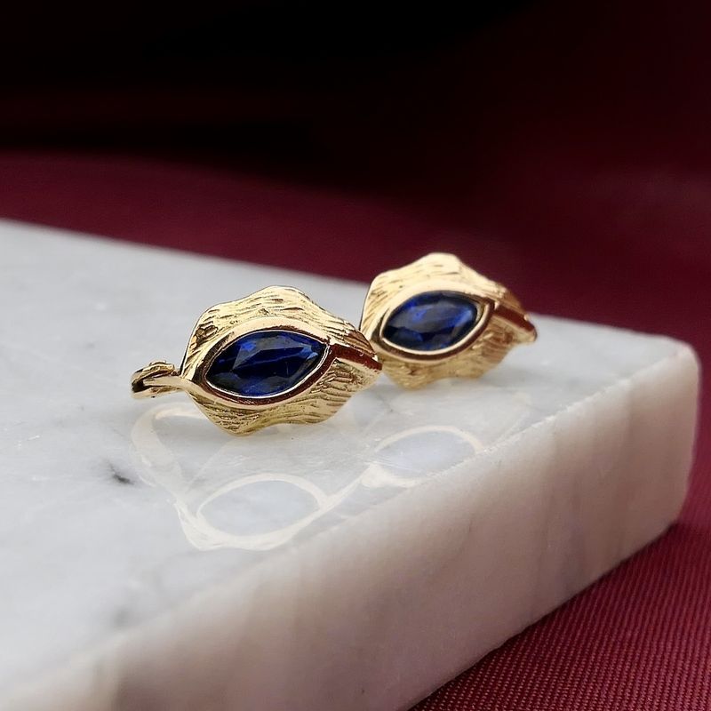 Image 2 of 18 ct. Gold stud earrings with sapphire
