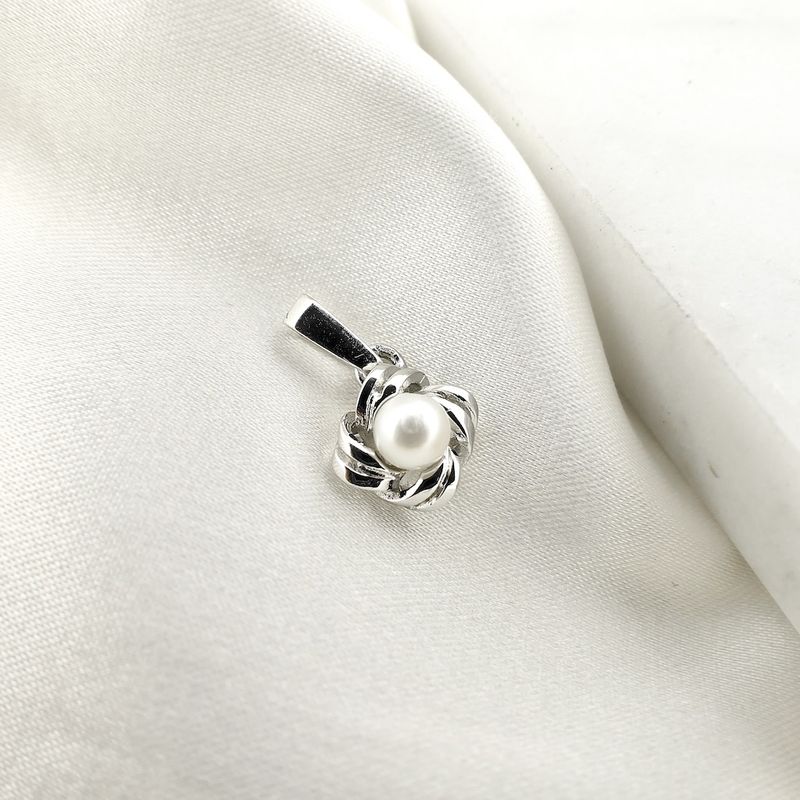 Image 2 of White gold pendant with pearl