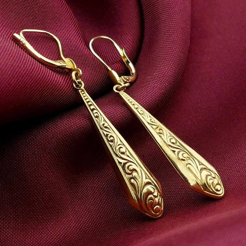 Image 2 of Gold earring with pattern