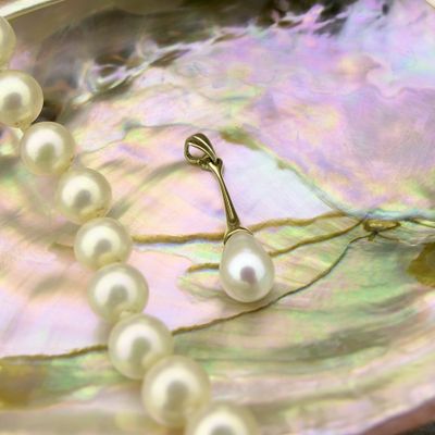 Gold solitaire pendant with pearl Image 2 of Gold solitaire pendant with pearl