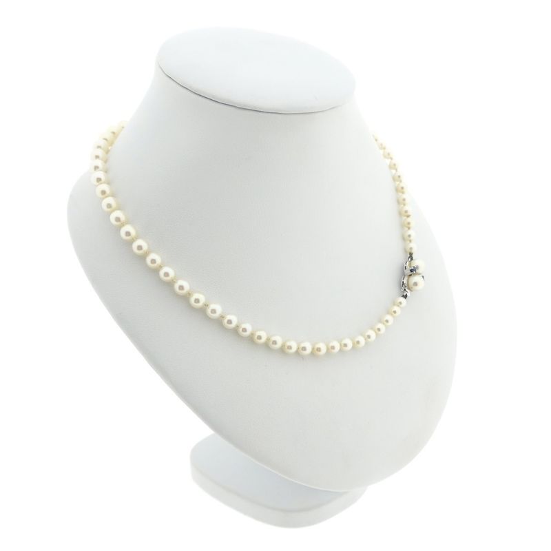 Image 3 of Pearl necklace with white gold clasp and sapphire | 49 cm