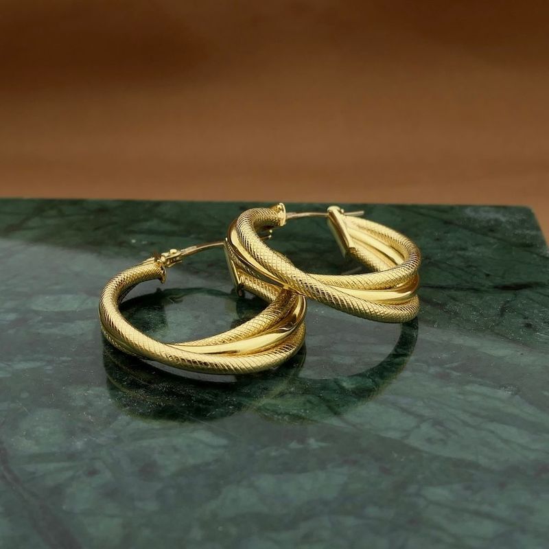 Image 2 of Gold hoop earrings with pattern; Ø 25 mm