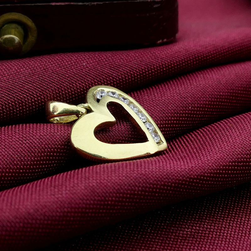 Image 2 of Gold pendant of a heart with zirconia