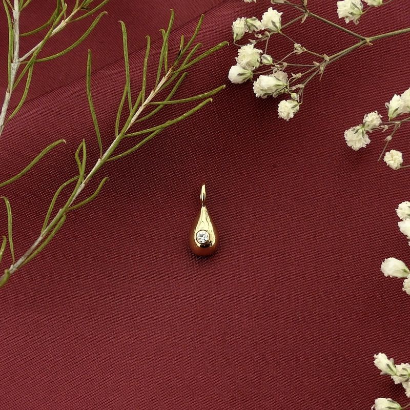 Image 2 of 9 carat pendant with diamond; 0.05 ct.