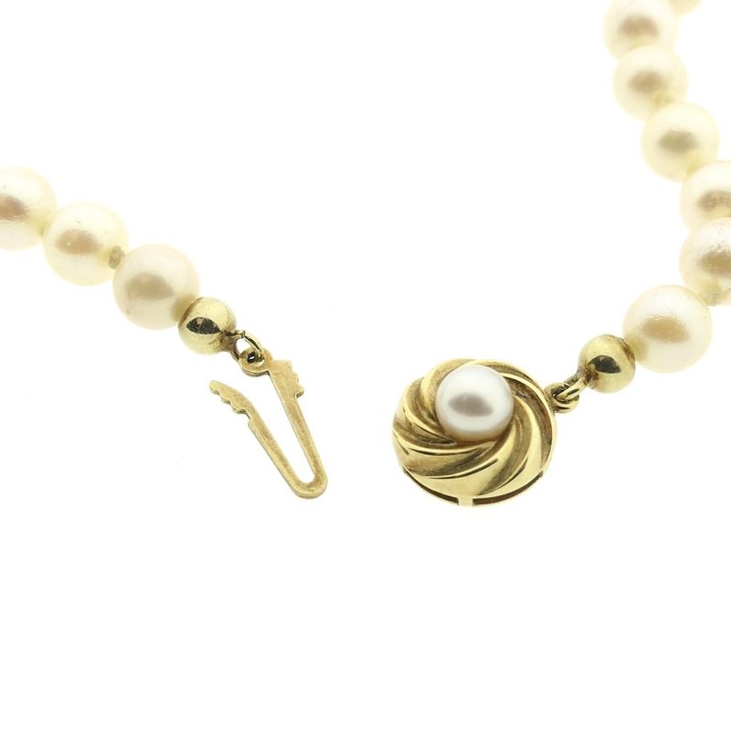 Image 5 of Vintage pearl necklace with gold clasp