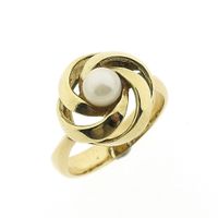 Vintage gold ring with pearl