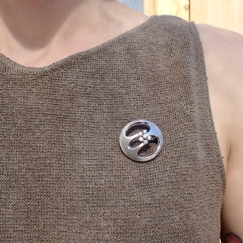 Image 3 of White gold brooch with diamonds; 0.30 ct.