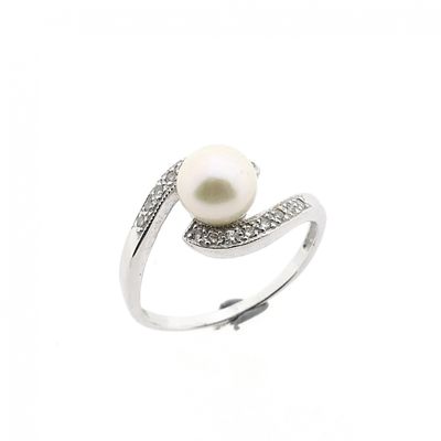 Afbeelding 1 van Witgouden ring met parel en diamanten; 0,08 ct.