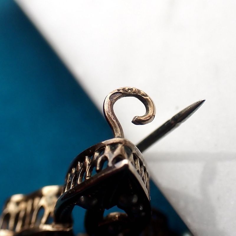 Image 6 of Antique gold Victorian brooch with pearls